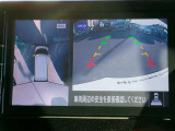 リバースにシフトするとまるで上空から見下ろしているような感じにナビゲーション画面に映し出します