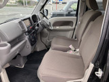 前席は左右に並んだシートと見通しのよい運転席まわりで、ゆったりとした空間を感じられます。落ち着いた色合いのシートが室内になじみ、乗る方それぞれがくつろぎやすい印象です。