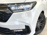 【LEDヘッドライト】悪天候や夜間走行時も良好な視界を確保し安心して運転できる高輝度LEDヘッドライトを装備!点灯速度が早く、消費電力も抑えられています。