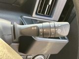 レバーには操作を示すマークが表示され、手元で確認しやすい配置です。運転中に必要な操作を把握しやすく、周囲への合図やライトの操作を支える実用的な装備です。
