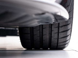 車体を前方から見た際の【左前輪】です。溝の残量やキズの有無など、より状態を詳しくお知りになりたい場合はスタッフまでお尋ね下さいませ。