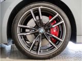 【BMWアロイホイル】軽量かつ強度に拘ったアロイホイル。走行性能ポテンシャルを引き出す設計。車の足元を引き締めてくれる大きなポイントはアロイホイルです。