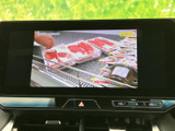 テレビ番組を画面に映して楽しめる装備です。停車時には映像を視聴でき、休憩中など車内で過ごす時間にも活用できます。見やすい画面で番組を確認できるのも便利です。