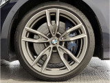 BMWの純正アロイホイールは軽量かつ強度にも優れているホイールで走行性能を引き上げる設計になっております。足元にもBMWは妥協がなくこだわっている個所になります。