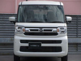 天井も両サイドも真っ直ぐなBOX型のボディだから、頭上も肩まわりも余裕たっぷり。開放感のあるリラックス空間で、運転中の動作もラクラクです。