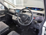 ◆視界広々で非常に運転しやすくロングドライブでも疲れを感じさせないすっきりとまとまったインパネ周りです。