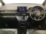 車内は光触媒抗菌消臭施工済です。スタイリッシュなデザインでスポーティなインパネ周りを演出します。グローブボックスやカップホルダーのほかにトレーなどたくさんの収納スペースが付いています。