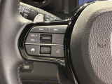 【ステアリングスイッチ】ナビを直接触らなくても、手元でオーディオの音量調整やソース切り替えができるスイッチです!運転中でも簡単に操作できるのでとても便利ですね♪