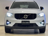 ボルボXC40は、よりスマートに、より大胆に生まれ変わりました。刷新されたフロントフェイス、先鋭的な躍動感を感じさせるスタイリング。SUVの姿を体現するプロポーションは力強さに溢れた佇まいを見せます。
