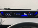 視認性に優れたメーターを採用しており、走行中でも車速や情報が分かりやすく表示されます。運転時の視線移動をむりのない範囲に抑え、快適で安心感のあるドライブをサポートします。