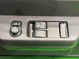 運転席側に電動格納式ドアミラースイッチとパワーウインドウスイッチが集約されています。