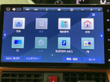 ホーム画面にテレビの選択項目があり、停車中に映像やテレビを視聴できます。ほかの機能も画面から選びやすく、休憩時などに車内で過ごす時間を快適に楽しめます。