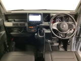 車内は光触媒抗菌消臭施工済です。インパネ周りはスタイリッシュなデザインで機能や装備も充実しています。グローブボックスやカップホルダーのほかにトレーなどたくさんの収納スペースが付いています。
