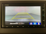 リバースギアに入れるだけで後方の表示へ切り替わります。夜間や雨の日の駐車も楽になりますよ。