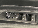 格納式リモコンドアミラーと、パワーウィンドウマスタースイッチです。車内の換気も運転席から簡単に行えます。