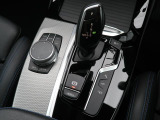 【シフトノブ】BMWの高性能オートマチックは、ATセレクトレバーを左側に倒すことで、通常の「D」から「S」(スポーツ)または「M」(マニュアル)へと切り替えが可能です。