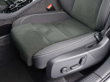 ボルボのシートの特徴は、長時間乗車でも驚くほど疲れないこと。これは身体をしっかりと保持し、体圧分散をしているからなのです。