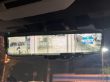【スマートリヤビューミラー】後席の大きな荷物や同乗者で後方が確認しづらい時でも安心!カメラが撮影した車両後方の映像をルームミラー内に表示。クリアな視界で状況の確認が可能です!