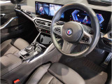 【ハンドル】ドライバーとBMW車の一体感がダイレクトに伝わるステアリングホイール。形状・太さへの拘りに加えて、操作性を高める為にスイッチ類も配置。クイックかつ安定のドライビングを体感下さい!