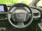 手元に複数のスイッチがまとまり、運転姿勢を大きく変えずに各種操作を行いやすい配置です。握りやすい形状で、毎日の運転を支える装備として活躍します。