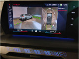 【バックモニター】&rdquo;R&rdquo;レンジにシフトチェンジして頂くとバックカメラとセンサーが起動し駐停車時の運転をサポートします。