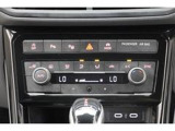 【エアコン】2ゾーンフルオートエアコンディショナー(運転席/助手席)になっております。暑がりの方と寒がりの方が同席しても大丈夫です。タッチスライダー操作。