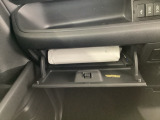 グローブボックスに車載書類を収納できます