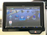 FMやAM、ディスク、USB、Bluetoothなど、複数の音源が画面に表示されています。聴きたいソースを選びやすく、普段の移動時間に合わせて活用できます。