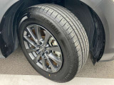 215/60R16のアルミホイール。シンプルなデザインもさる事ながら、重量軽減と立体感を与えられた贅沢なアルミホイールです!