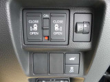 電動両側スライドドアが付いてます(運転席から操作可能です)