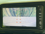 【バックカメラ】駐車時に後方がリアルタイム映像で確認できます。大型商業施設や立体駐車場での駐車時や、夜間のバック時に大活躍!運転スキルに関わらず、今や必須となった装備のひとつです!