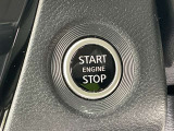 プッシュエンジンスターターです。キーを取り出すことなくブレーキペダルを踏みながらボタンを押すだけでエンジンが始動できます。