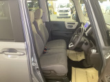 【ベンチシート】運転席と助手席の移動もスムーズ!狭い駐車場での乗り降りや、お子様の乗り降りにも便利です。座席の間にコンソールボックスやドリンクホルダーがないため、車内空間が広く感じます。