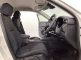 女性でも運転がしやすいように、シートの高さ調整機能(シートリフター)がついています。広い足元にゆったり座れるシートには肘掛も装備しており長距離の運転でも疲れにくいシートです。