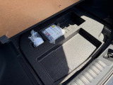 荷室下には、小さな収納もあります。