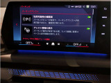 【ⅰドライブナビゲーション】文字情報も鮮明に表示する高解像度カラーディスプレイを採用。視認性に優れた地図デザインと特徴的な建造物を目印にした描写表示で現在位置を把握できます。地図データの更新も可能です