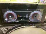 速度やシフト位置などの情報がメーター内にまとまり、運転中も必要な表示を確認しやすい配置です。車両からのお知らせも画面に表示され、日々の運転を支えます。