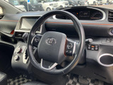 運転席まわりはメーターや画面が見渡しやすく、前方の視界も広く確保されています。シートは身体を預けやすい形状で、日々の移動にも心地よくお使いいただけます。落ち着いた色合いで車内もすっきりした印象です。