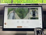 車を真上から見下ろしているような映像を画面に映します。周囲360度の死角をすべて確認できるため、狭い道でのすれ違いやバック駐車も怖くありません。障害物がひと目でわかり、大きな車体でも安全に運転できます