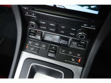 シートヒーターをはじめ、走行や快適装備のスイッチ類をセンターコンソールに整然と配置。手元で直感的に操作でき、運転中も視線を大きく外さずに扱えます。物理スイッチならではの確かな操作感も魅力です。