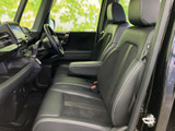 前席は座面と背もたれに厚みがあり、落ち着いて座れる空間です。運転席から前方を見渡しやすく、助手席の方もゆったり過ごせるため、日々の移動を心地よく支えます。