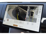 車の周囲360&deg;のオーバーヘッドビューをタッチスクリーンに表示。同時にいくつかのビューを映し出し、タッチスクリーンの表示と音で障害物との距離をお伝えします。駐車の苦手な方も安心の機能です。