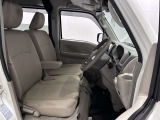 運転席はアームレスト付のベンチシートタイプとなります。
