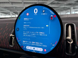 デジタルスピードメーター、航空機のコックピット操作箇所と同じ配色で目が疲れにくいように設計されてます。