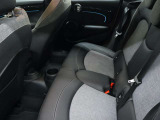 後部座席も広々としており、運転席より高い位置にあるシアターレイアウトになっております。前方の視界も良いです。
