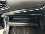 ちょっとしたところは収納ボックスにもなっています。車内はサイズも決まっているので、収納が少ないと思っているアナタ!ご安心ください。さまざまなところに収納が隠れているんです♪