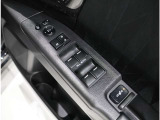 ◆フロントドア内側の手の届きやすい位置にドアミラーの電動格納スイッチ、角度調節スイッチがあります!◆