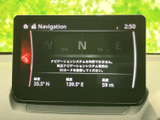 方位や緯度・経度、高度などの情報を画面で確認できます。ナビゲーションの利用には専用SDカードが必要な旨も表示されており、ご購入前にご確認いただけます。