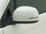 ◆ドアミラーウインカー◆ドアミラーにウインカーを装備しています。対向車に自身の進行方向を合図し安全に運転できます。