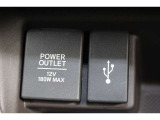 12V電源ソケットから、市販のチャージャー利用で携帯の充電なども可能です。右側はナビ接続用USBジャックです。